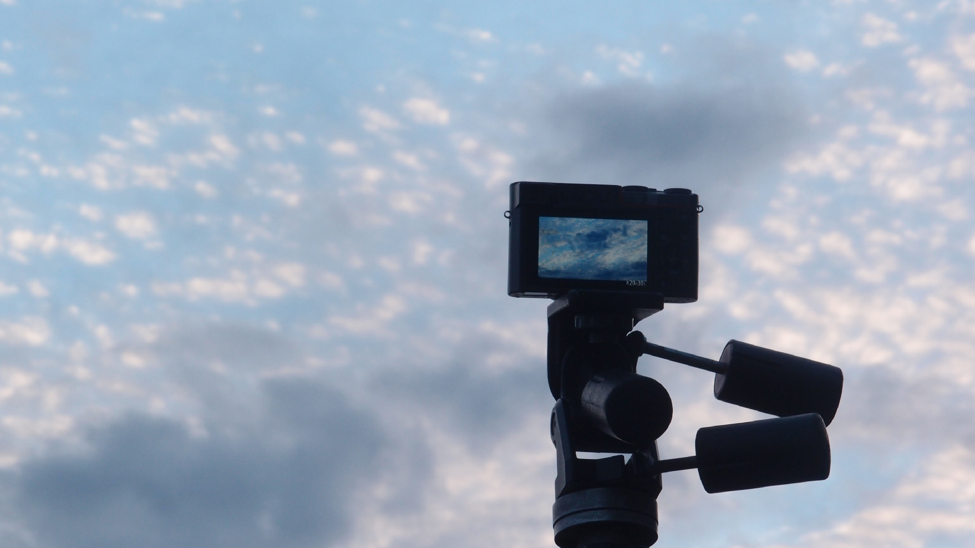 2022-07-16 01 Uhr 30 dkrro (Dachflächenfenster) (Fieldrecording Audio)